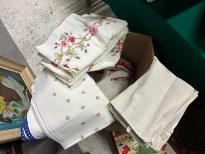 une photo d'une boîte de chiffons posée sur une table