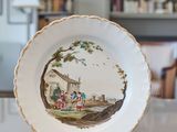 une assiette avec une peinture posée sur une table