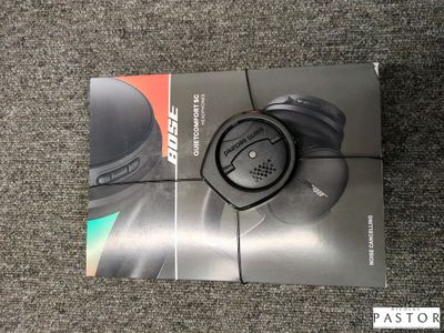 une image représentant une boîte sur laquelle est posé un casque audio