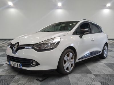 la voiture blanche est garée sur un sol en damier dans le garage
