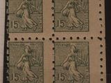 quatre timbres sur un morceau de papier représentant une femme