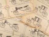 beaucoup de vieux papiers sur lesquels sont dessinées de vieilles voitures