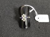une photo d'une bague en diamant et saphir sur laquelle figure une étiquette de prix