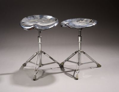 paire de tabourets en argent avec un plateau marbré et des pieds chromés