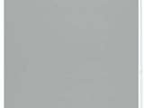 un store enrouleur gris accroché à un mur blanc