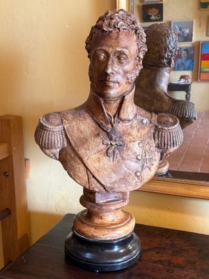un buste d'homme assis sur une table devant un miroir