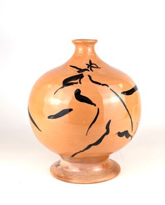 un vase avec une peinture sur une surface blanche