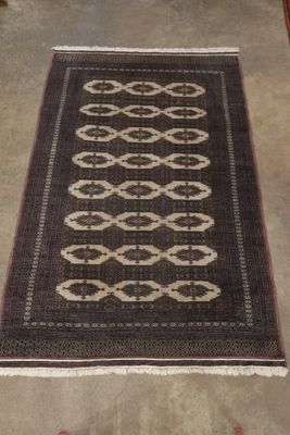 l'image d'un tapis posé sur le sol d'une pièce