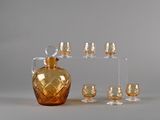 beaucoup de verres et une carafe sur la table