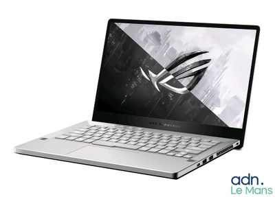 L'ordinateur portable ASUS est ouvert sur un fond blanc, avec un logo à l'écran.