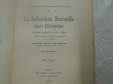 un livre ouvert sur un lit, recouvert d'une housse en dentelle