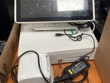 un ordinateur portable posé sur une boîte, sur une table