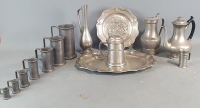 beaucoup d'objets en argent posés sur une table