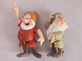 deux figurines représentant Blanche-Neige et les sept nains