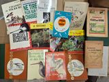 un grand nombre de livres posés sur une table