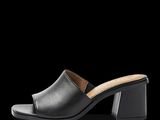 une paire de chaussures Muler en cuir noir, dotées d'un talon carré et d'un talon en bois