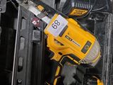 une perceuse sans fil dans une boîte à outils contenant d'autres outils