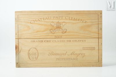 une boîte en bois sur laquelle est apposée une étiquette de vin