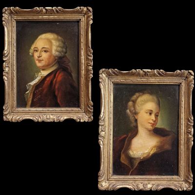 deux tableaux représentant un homme et une femme, dans un cadre doré
