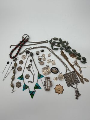 un assortiment de bijoux comprenant des boucles d'oreilles, des colliers et d'autres articles