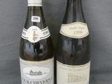 deux bouteilles de vin posées l'une à côté de l'autre sur une table