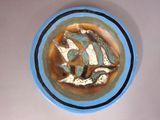 une assiette bleue et blanche ornée d'un motif de poisson