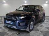une photo d'une Land Rover noire garée dans un garage