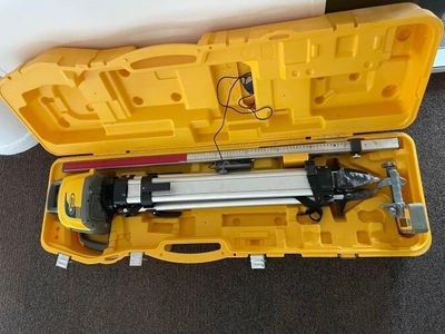 une mallette jaune contenant un trépied et un trépied à l'intérieur