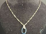 collier à chaîne en or avec un pendentif en agate bleue sur un mannequin