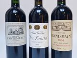 trois bouteilles de vin sont alignées sur une surface blanche