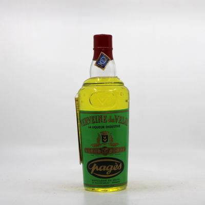 une bouteille d'huile d'olive posée sur une surface blanche