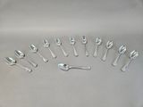 a lot of spoons and spoon spoons arranged in a circle