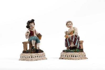 deux figurines représentant des personnes assises sur un banc posé sur une surface blanche