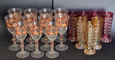 de nombreux verres à vin et vases posés sur une table