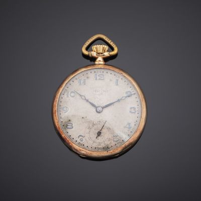 une montre de poche antique sur une surface noire avec un fond noir