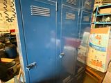un grand casier bleu dans une pièce où se trouvent de nombreuses boîtes