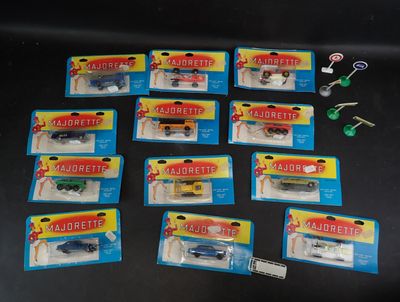 un grand nombre de voitures-jouets qui se trouvent sur la table