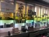 de nombreux appareils électroniques exposés dans un magasin
