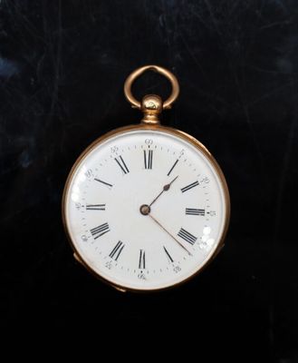une montre de poche en or avec des chiffres romains sur le cadran
