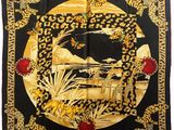 un foulard en soie noir et doré orné d'oiseaux et de fleurs