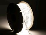 une bobine de lumière qui s'illumine dans l'obscurité
