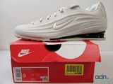 une boîte sur laquelle est posée une paire de chaussures