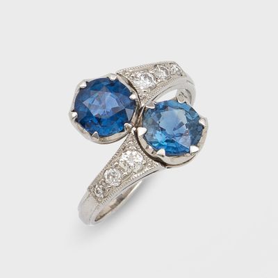 un gros plan sur deux bagues ornées de saphirs bleus et de diamants, sur fond blanc