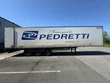 Le camion est garé sur le bord de la route, devant un immeuble.