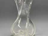 un vase en verre transparent posé sur une table