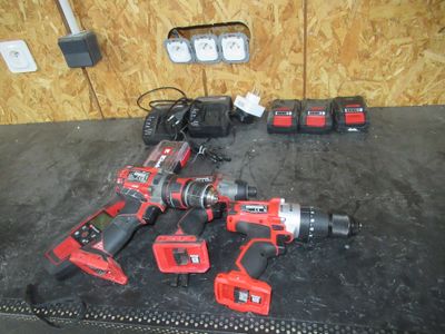 Les outils sont posés sur la table, prêts à être utilisés.
