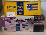 des boîtes de piles et des piles sont empilées les unes sur les autres