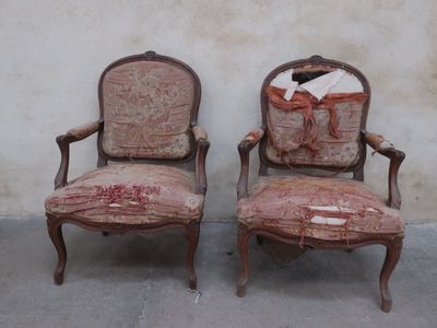 two chairs that are sitting next to each other