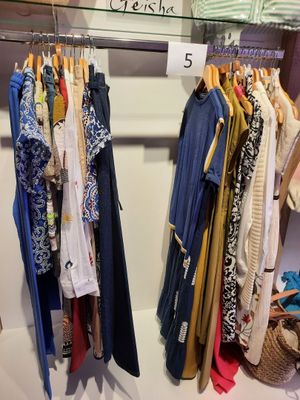 beaucoup de vêtements suspendus à un portant dans un placard