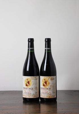 deux bouteilles de vin posées sur une table en bois
